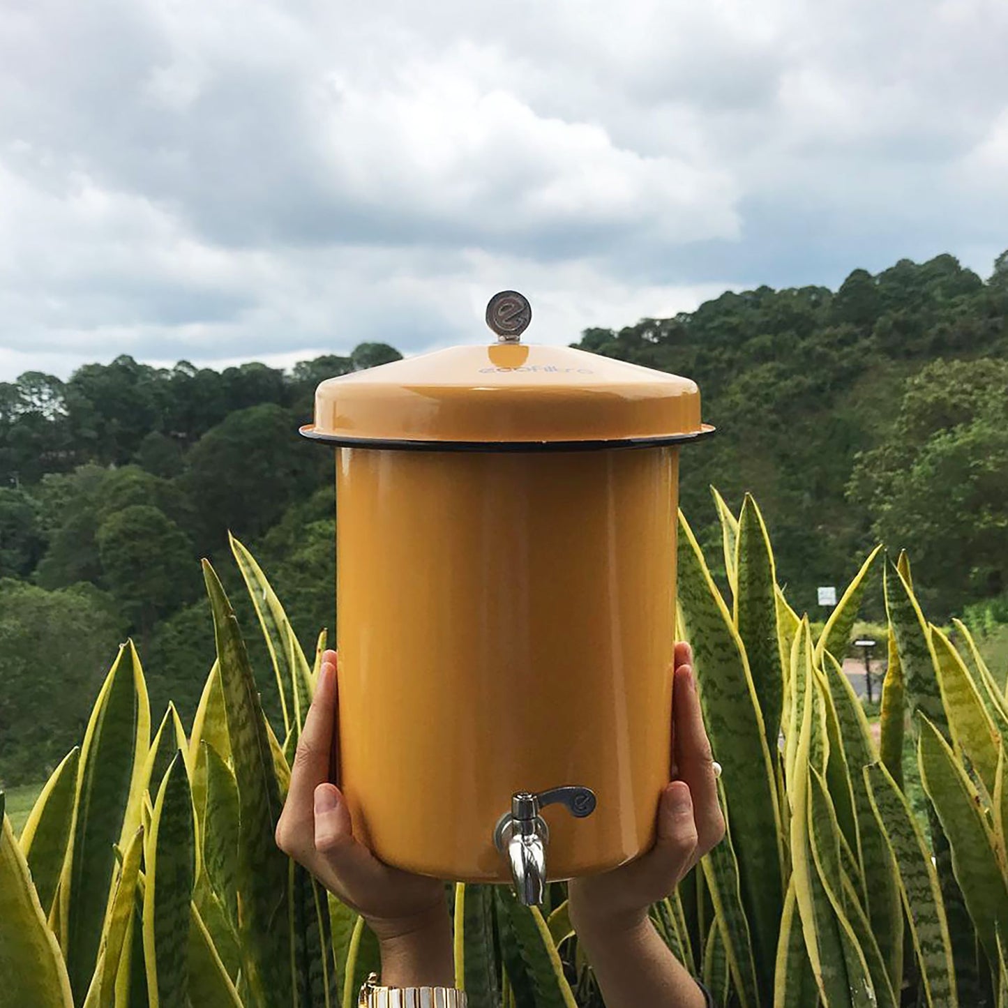 Ecofiltro Acero vitrificado mini amarillo lifestyle